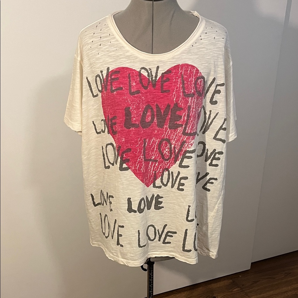 Magnolia Pearl White Tee with red Heart and Black Love Print. NWOT